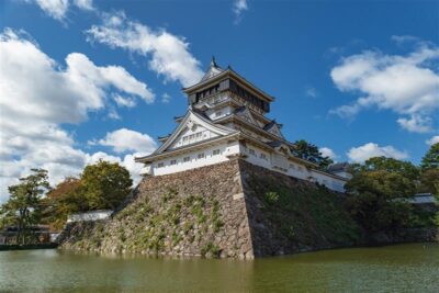 お堀に囲まれた威風堂々とした小倉城